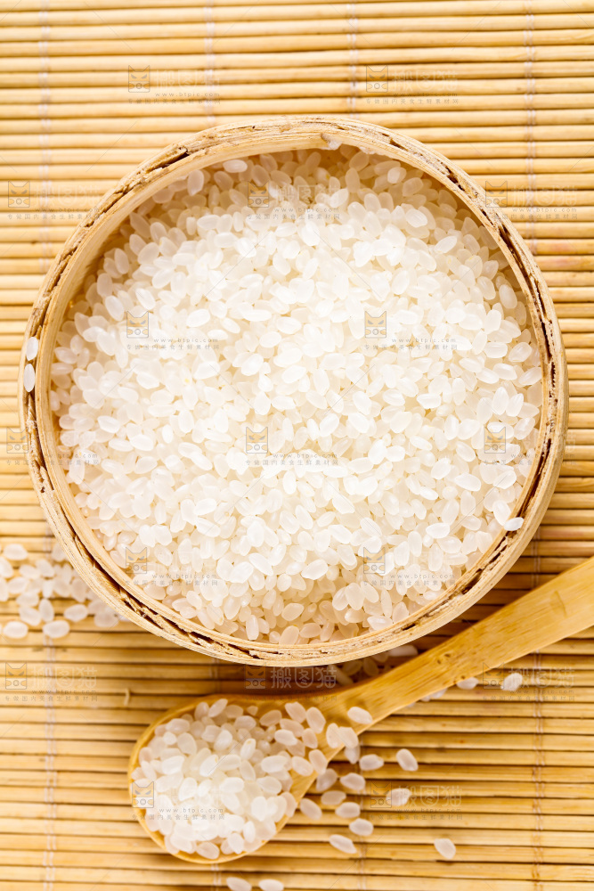 一碗珍珠米放在木底上