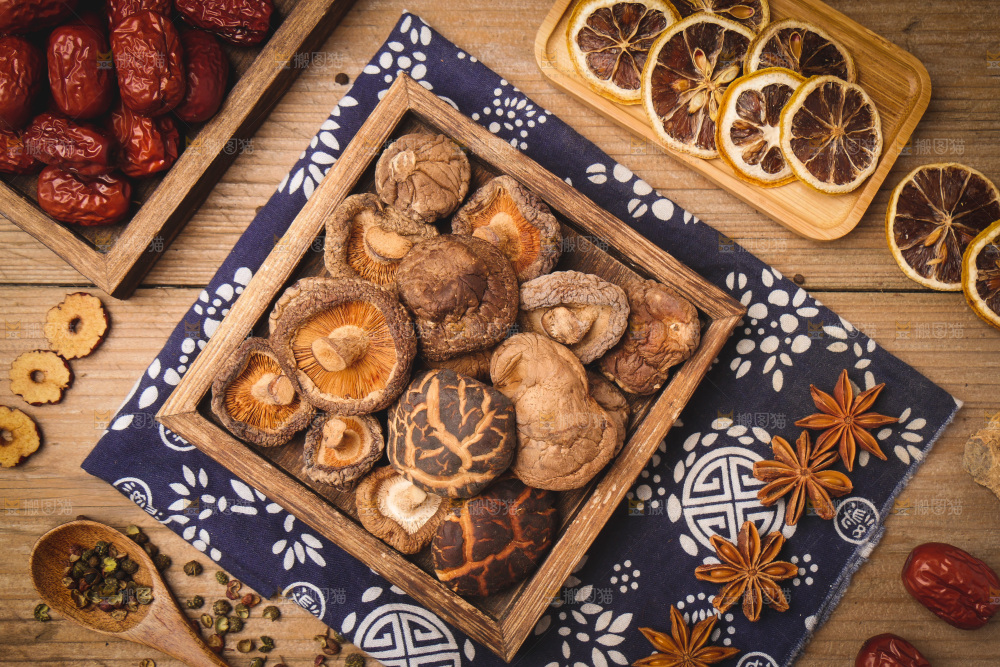 木底上放着一盘香菇