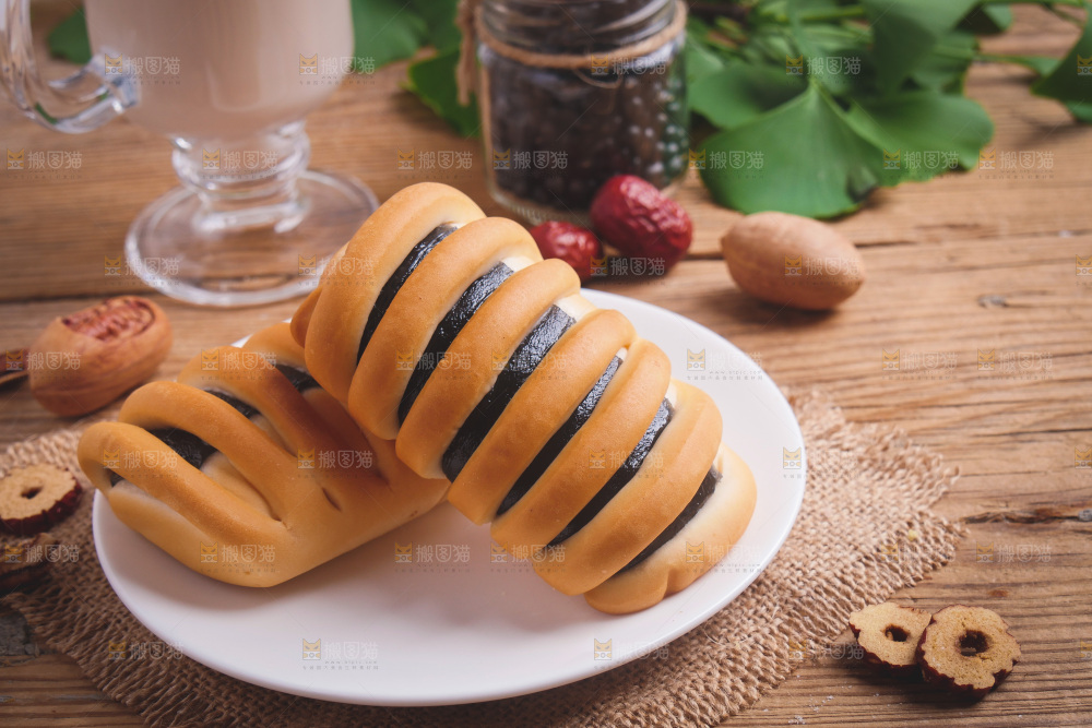木底上放着一盘海苔面包