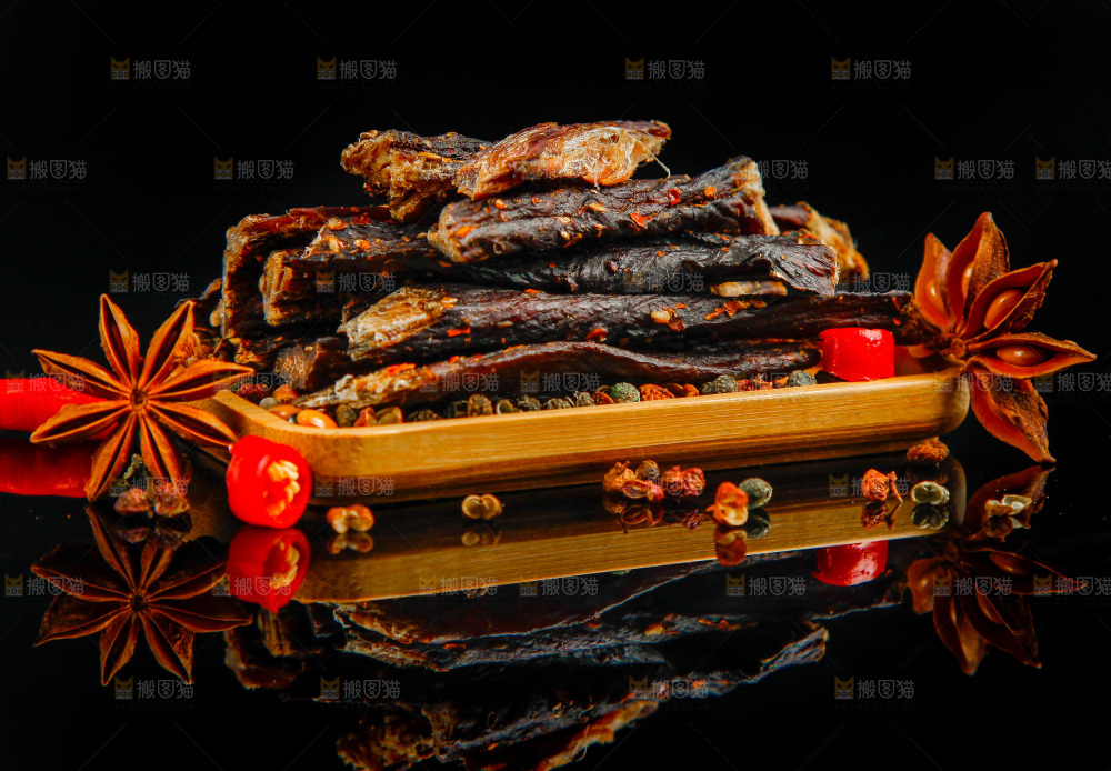 黑底上放着手撕牛肉干