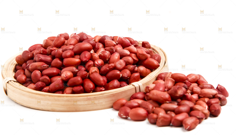 白底上的红皮花生米