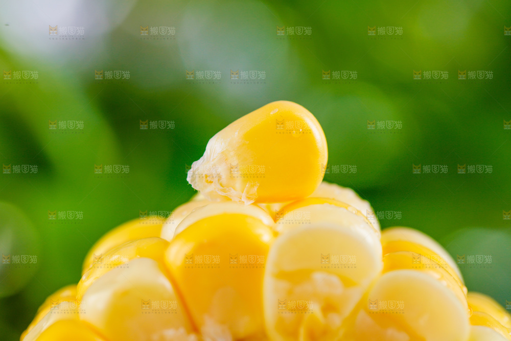 木底上放着一盘水果玉米切块