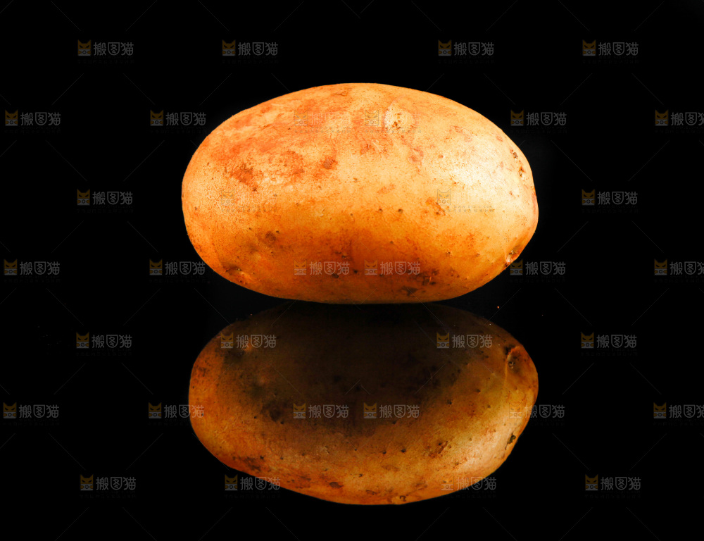 黑底上放着黄心土豆