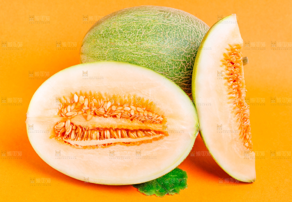 浅底上放着新疆哈密瓜