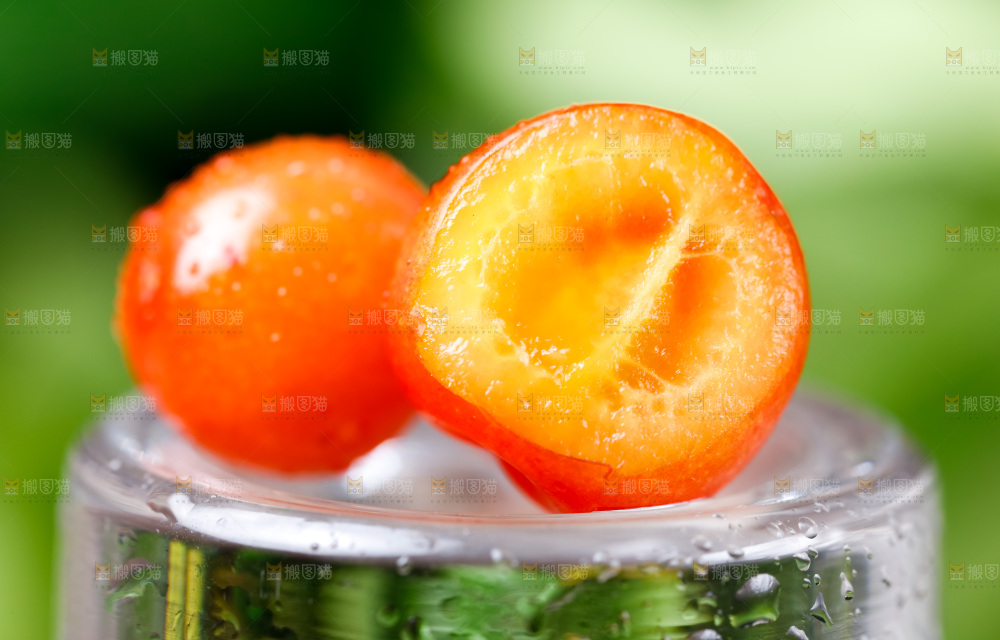 深底上的樱桃