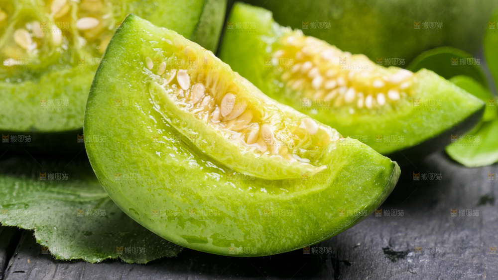 深底上放着切开的山东绿宝甜瓜