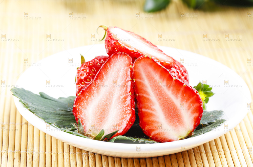 99草莓放在浅底上
