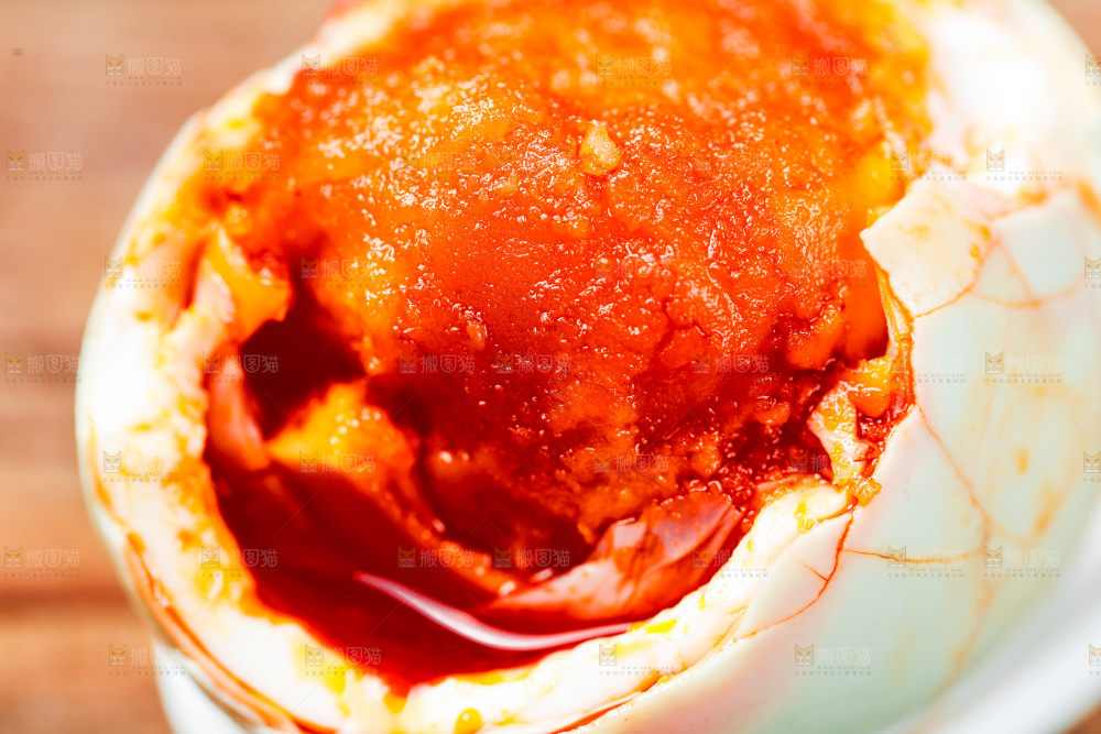 木底上的咸鸭蛋