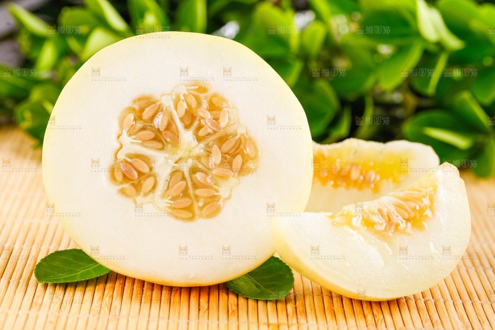 浅底上的新鲜甜瓜