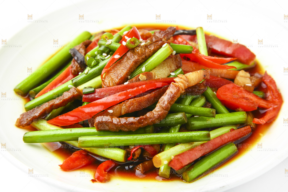 白底上放着一盘蒜苔炒肉