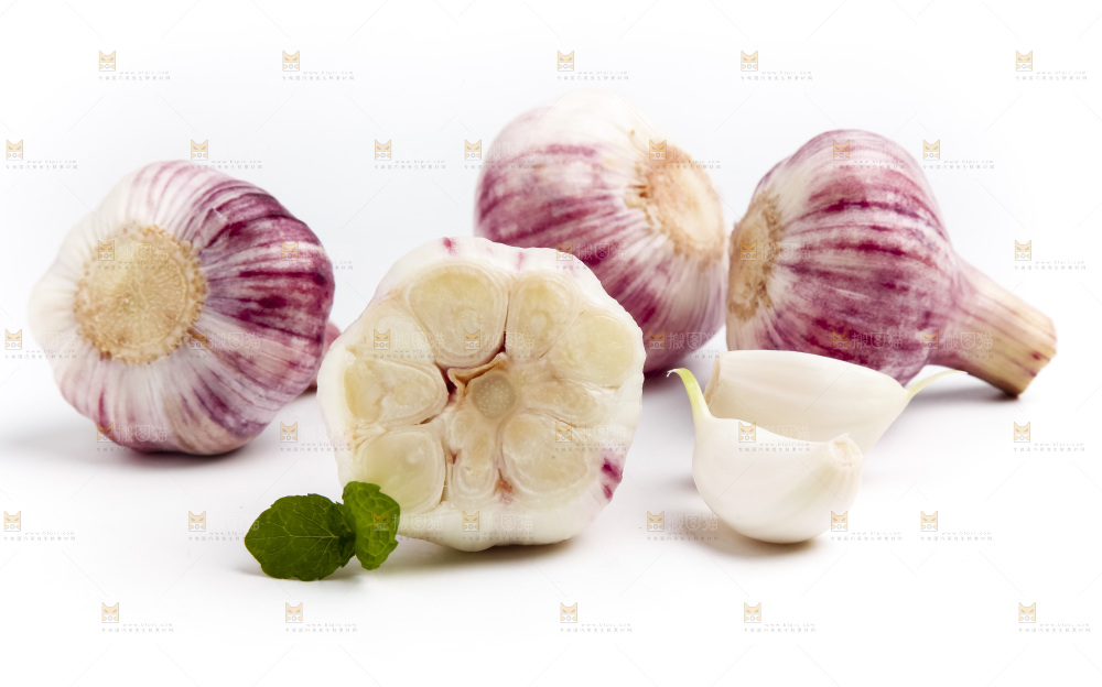 白底上放着多瓣蒜