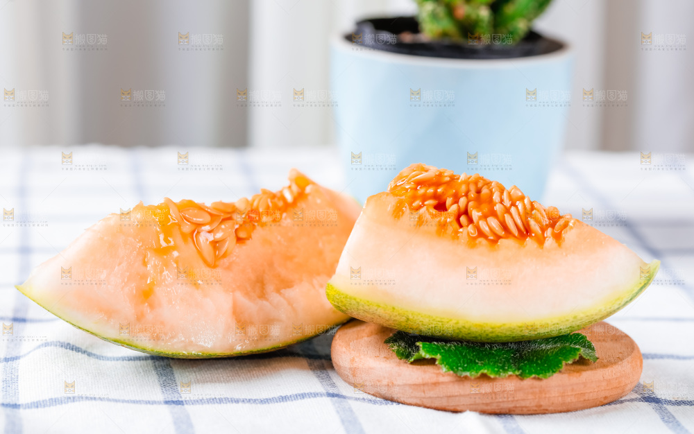格子布上放着新鲜哈密瓜