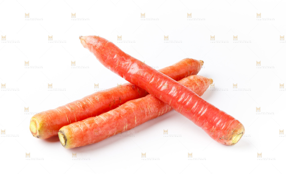 白底上的红胡萝卜
