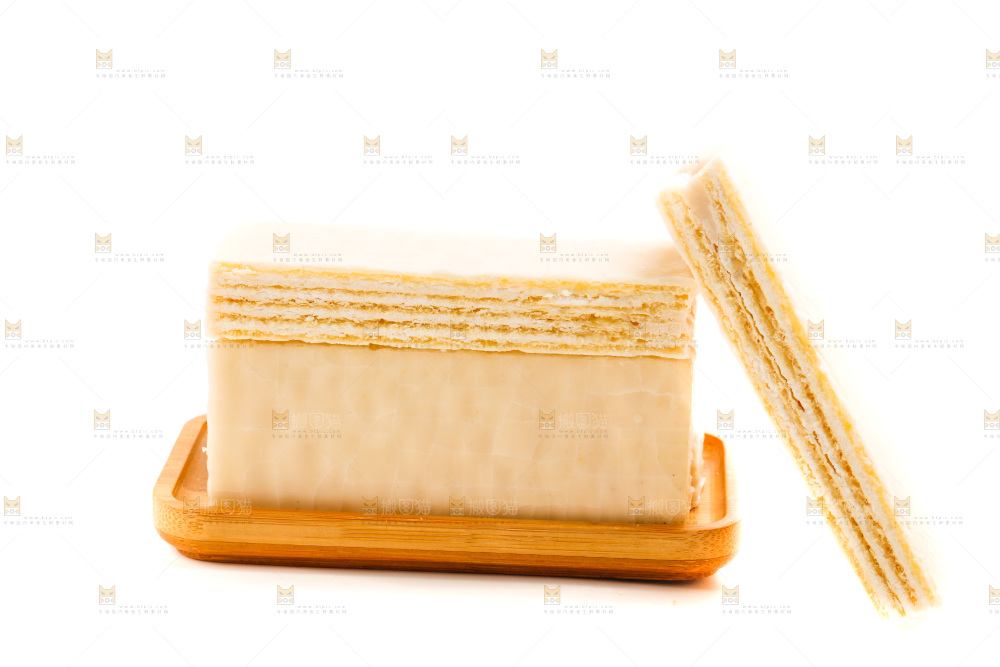 威化饼干放在白底上
