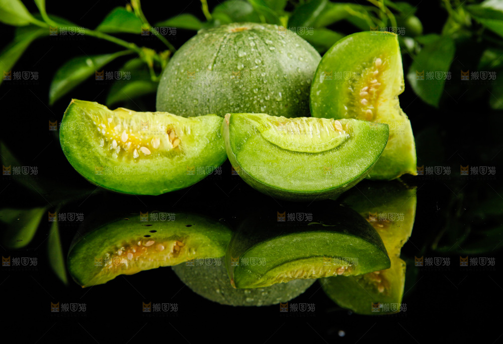 黑底上放着切开的绿宝石甜瓜