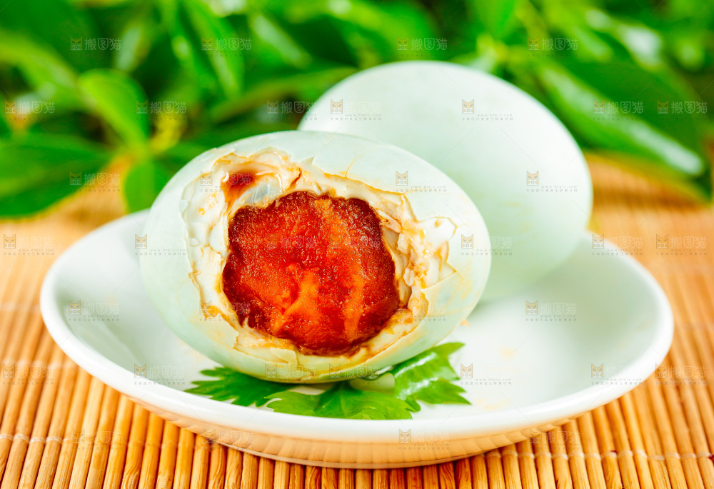 木底上放着高邮咸鸭蛋