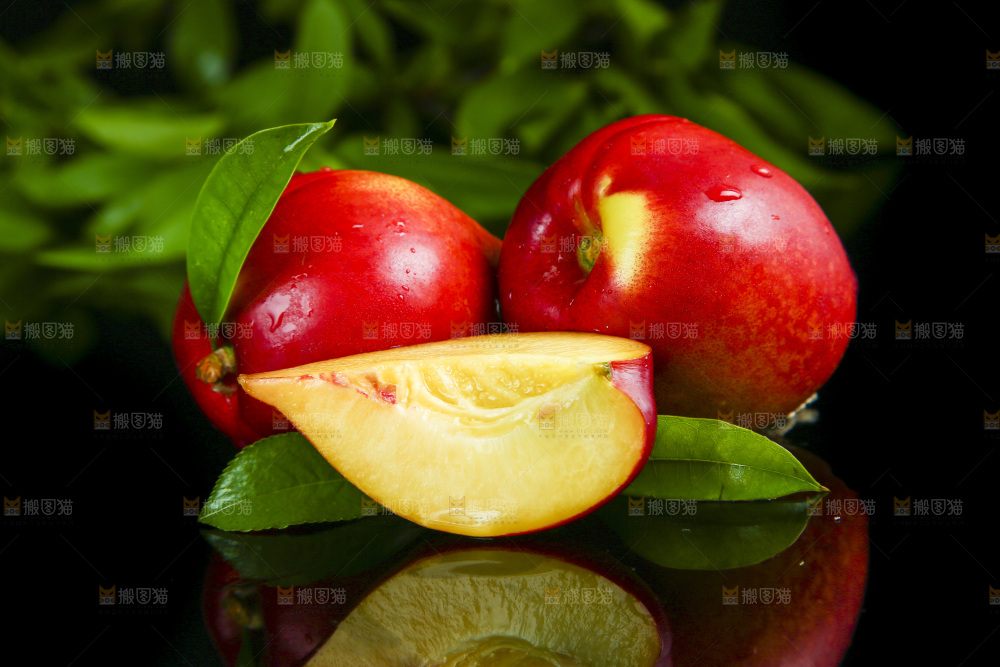 深底上放着新鲜油桃