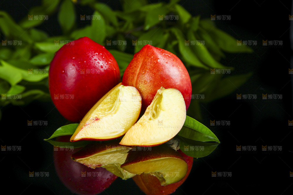 深底上放着新鲜油桃