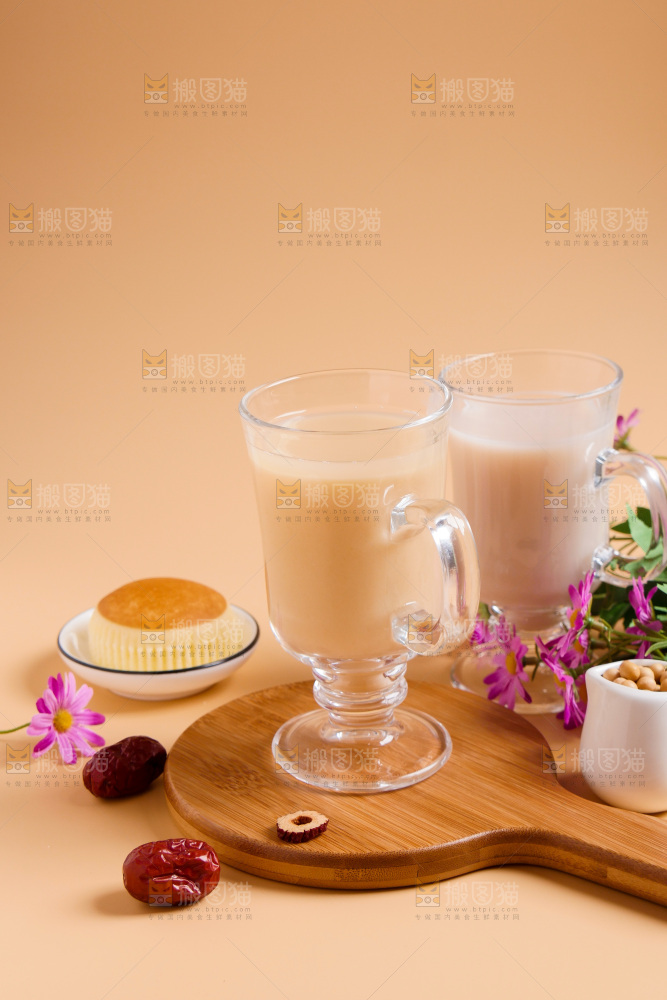 木板上放着一杯奶茶