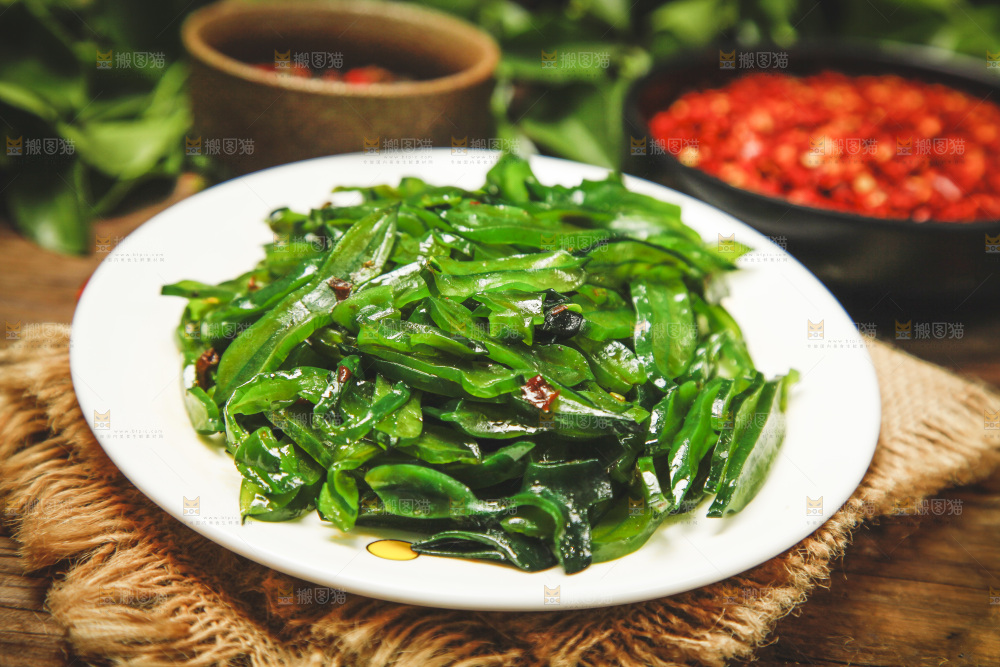 一盘香辣海白菜放在木底上