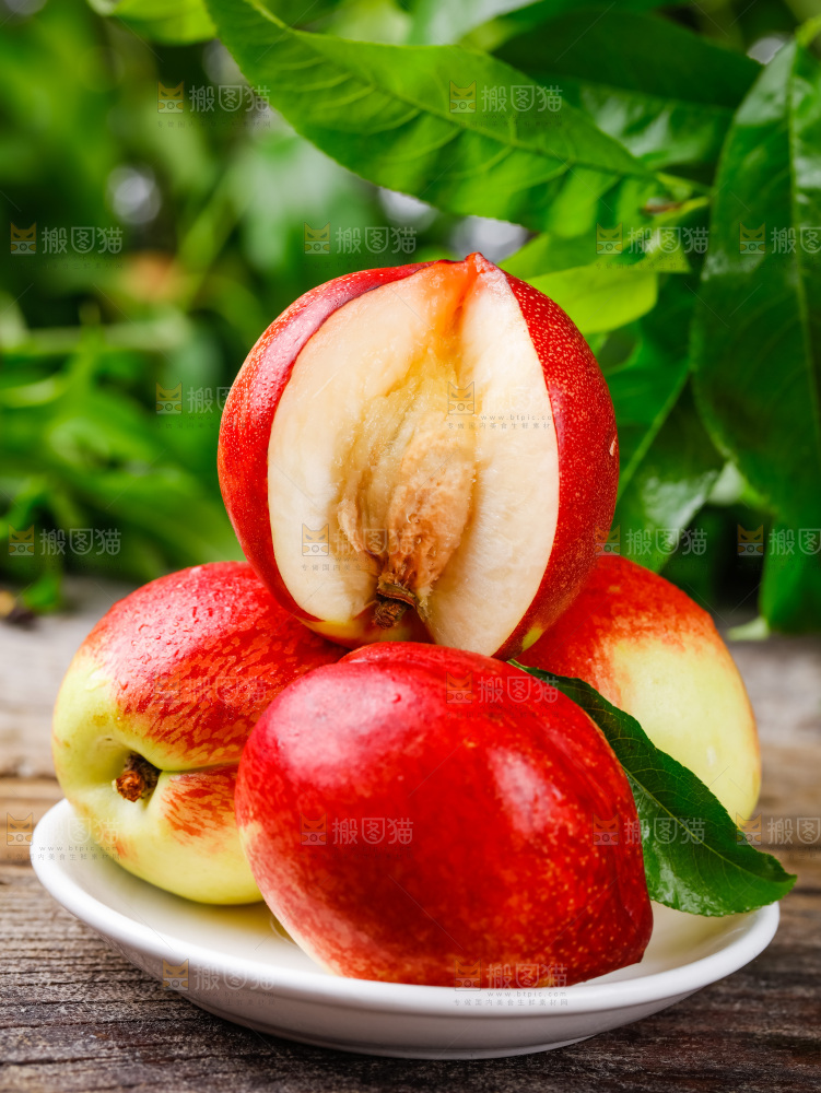 白心油桃放在木底上