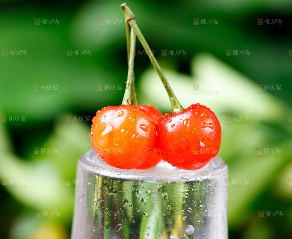 深底上的樱桃