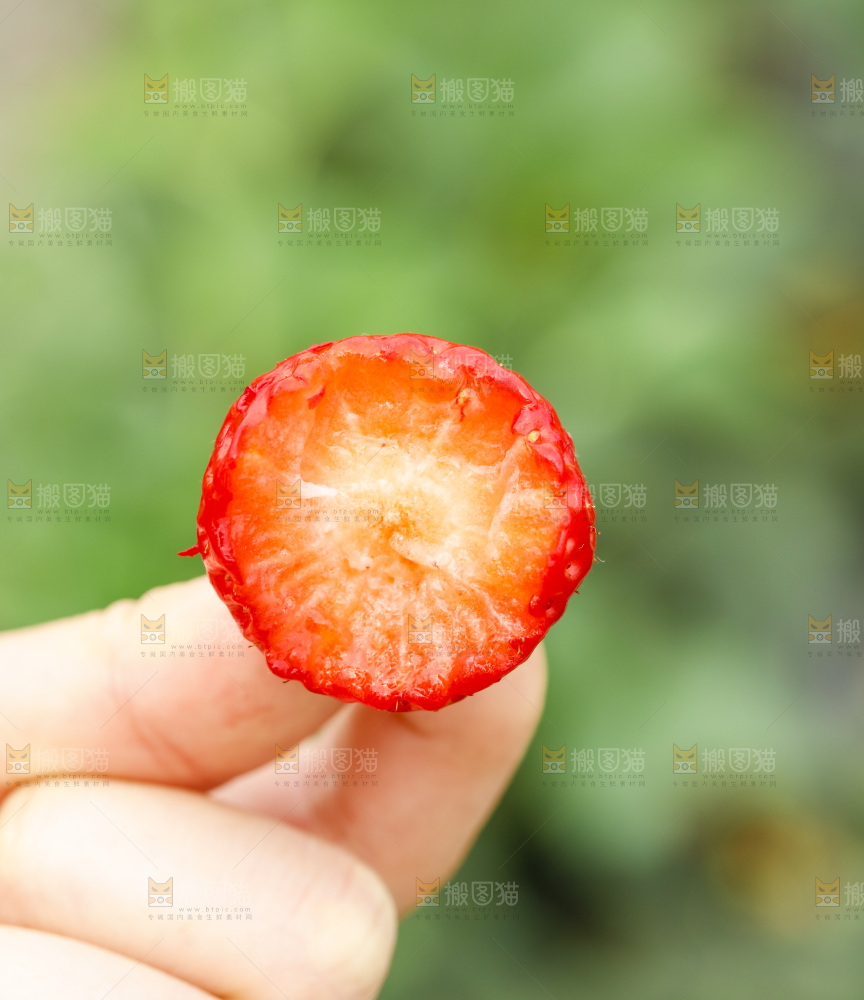 手拿草莓