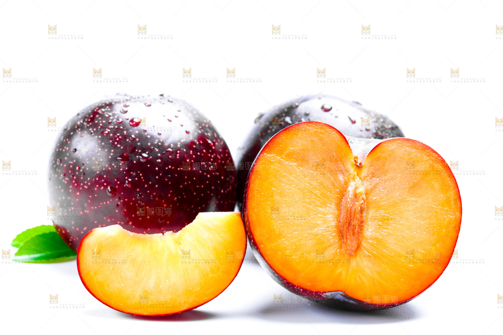 白底上的放着切开的陕西黑布林