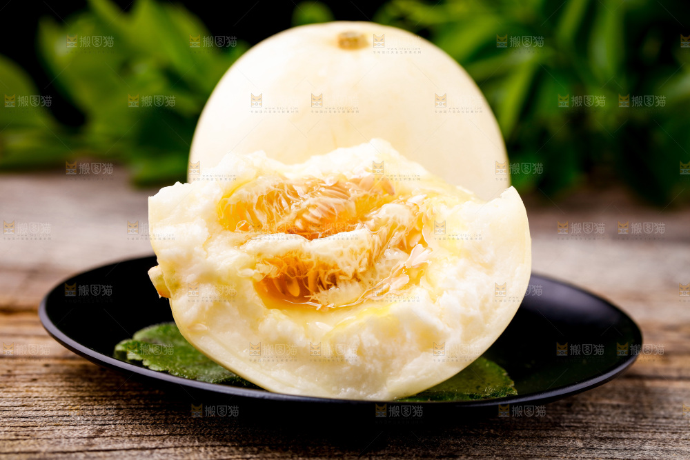木底上放着一盘掰开的阎良甜瓜