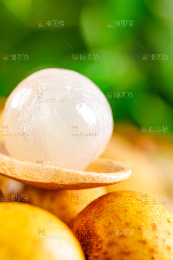 勺子里装着新鲜桂圆