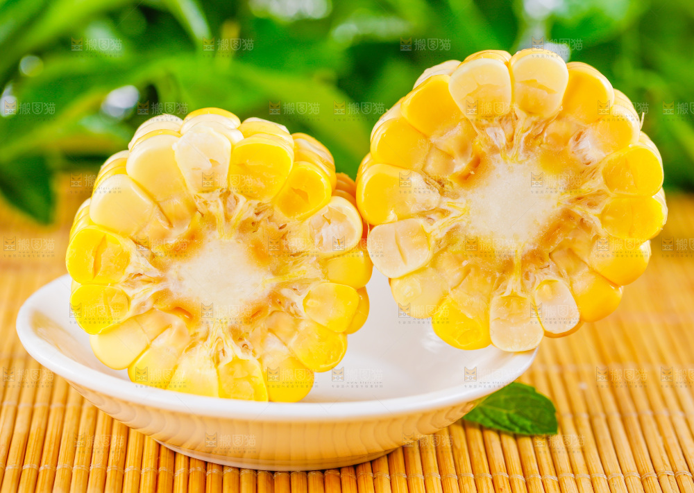 木底上放着一盘水果玉米切块