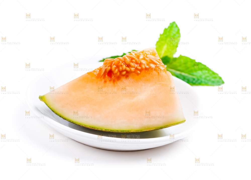 白底上放着新疆哈密瓜切块