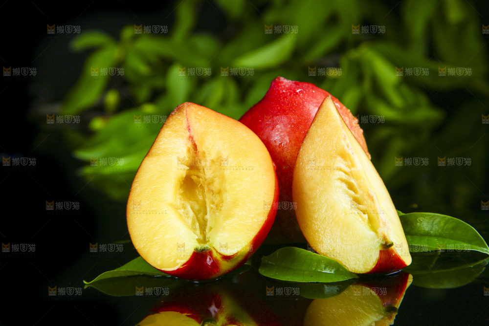 深底上放着新鲜油桃