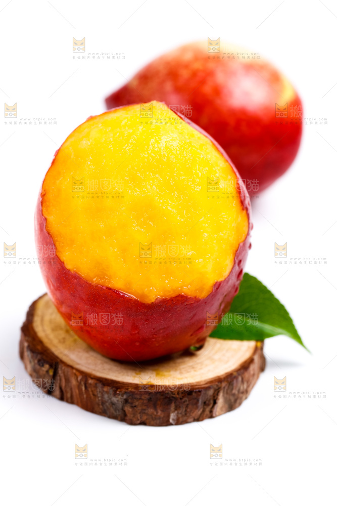 白底上放着黄心油桃