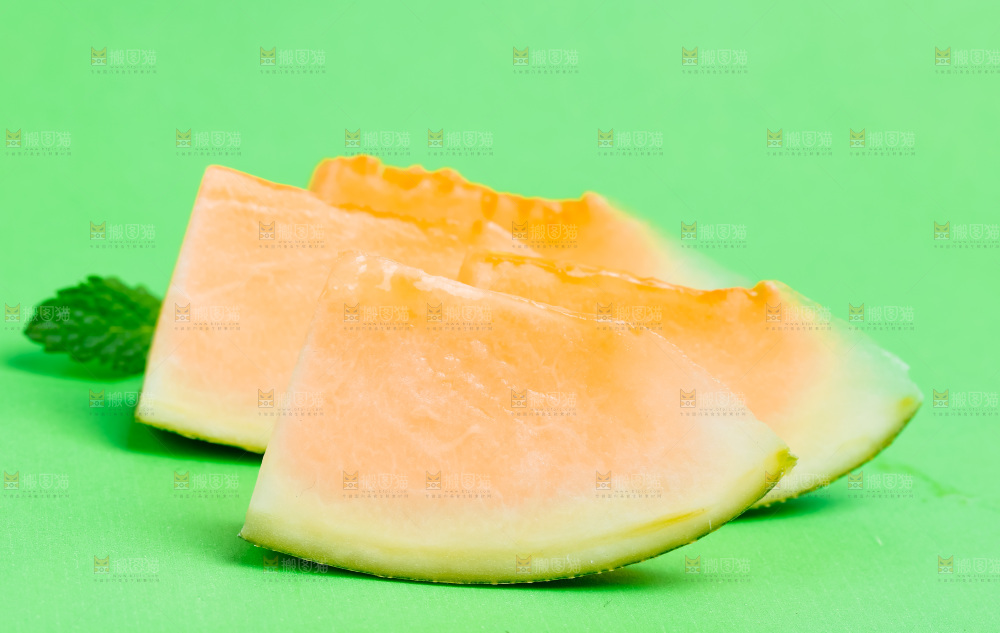 新鲜哈密瓜放在浅底上