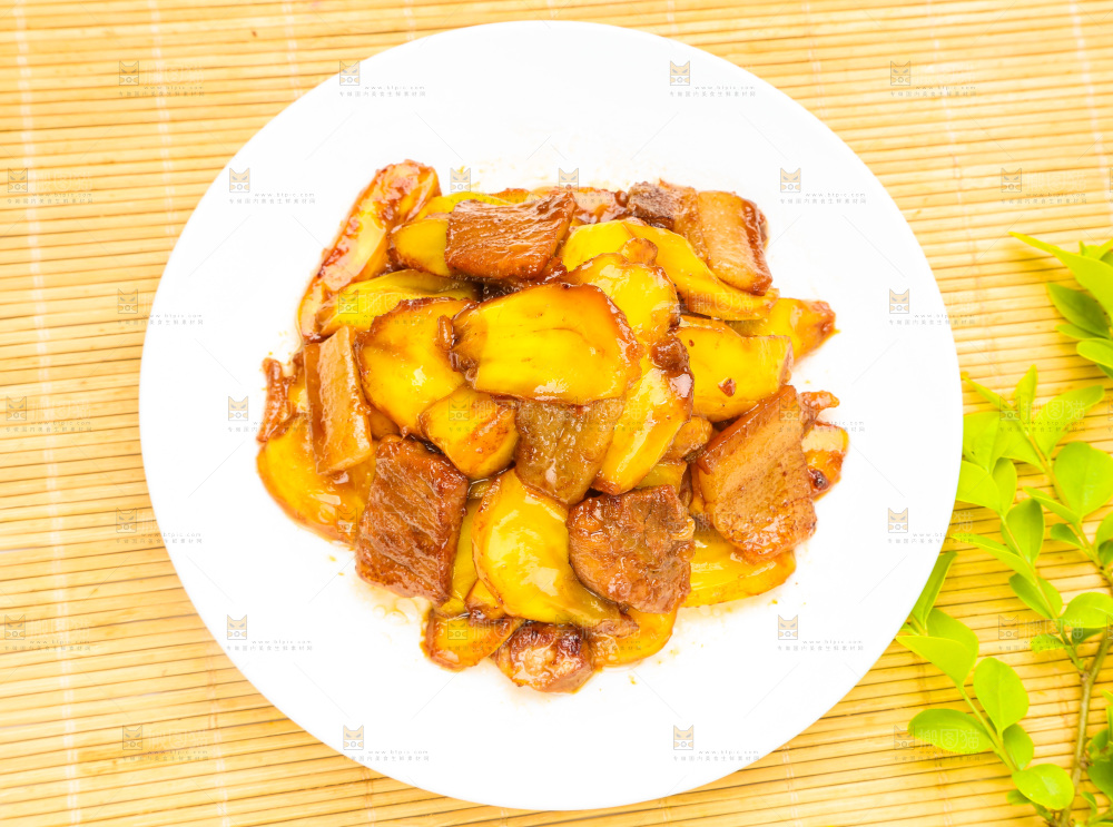 一盘小炒肉放在木底上