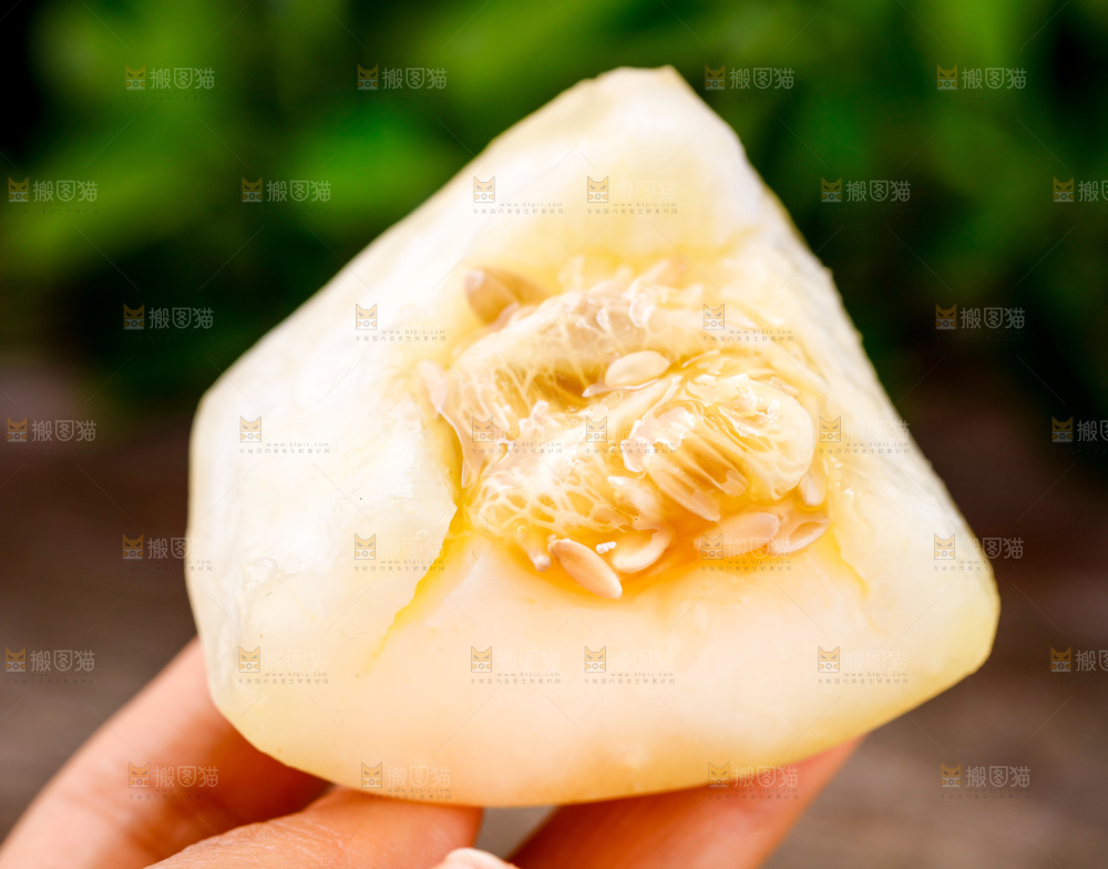 手拿切开的陕西阎良甜瓜