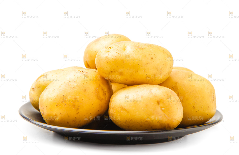 一盘新鲜土豆放在白底上
