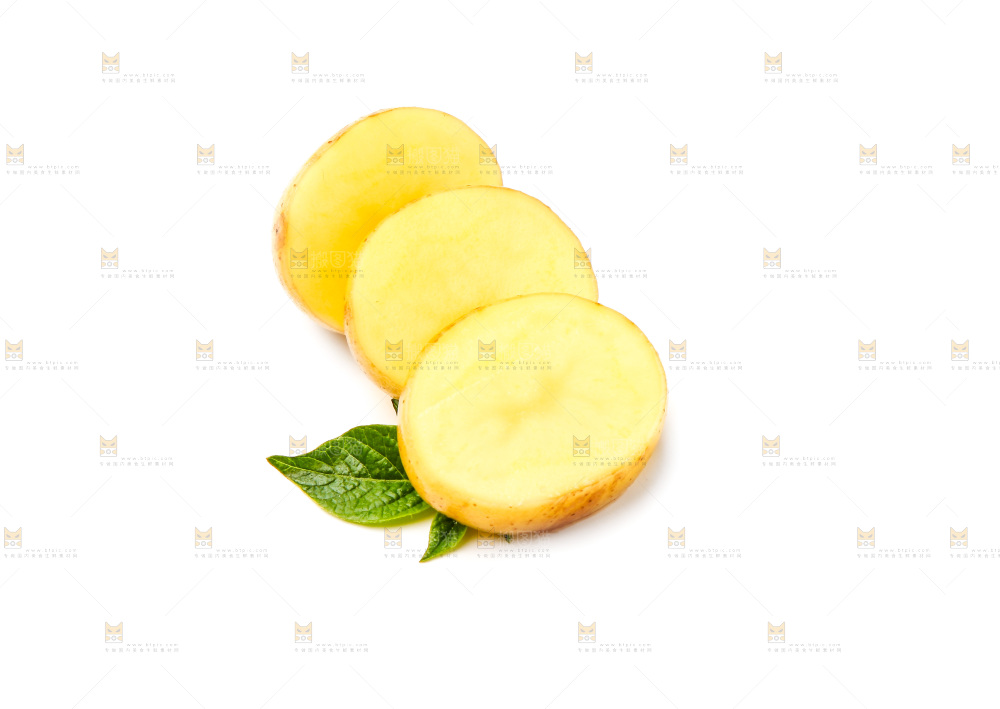 新鲜土豆放在白底上