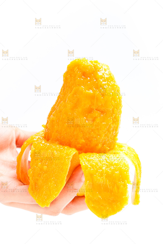 手拿剥皮的芒果