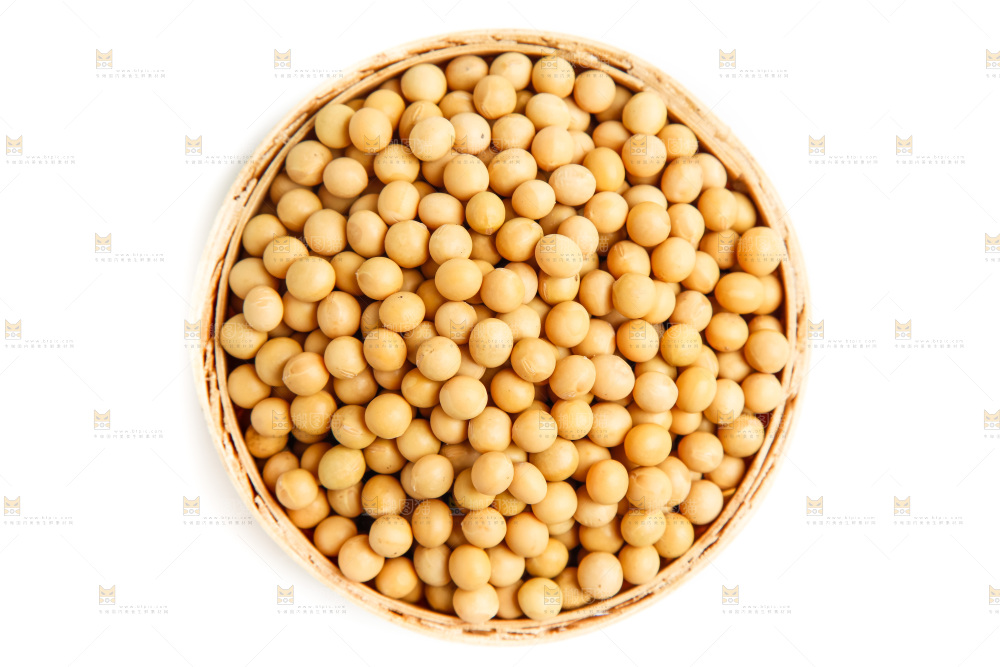 一碗黄豆放在白底上
