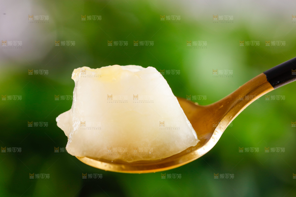 勺子里装着阎良甜瓜