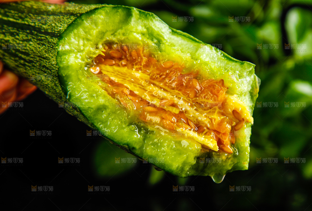 深底上放着切开的羊角蜜甜瓜