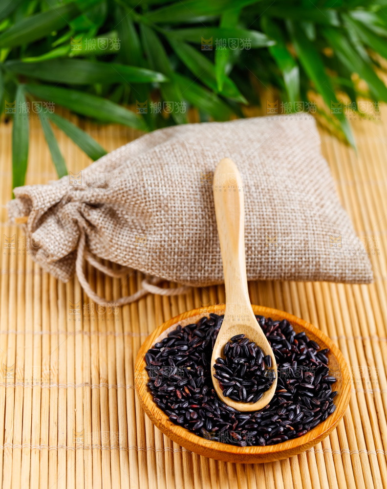新鲜黑米放在木底上