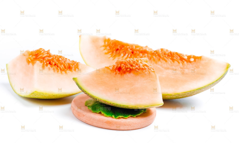 白底上放着新疆哈密瓜切块