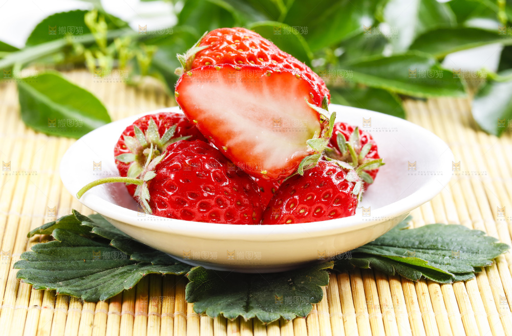 浅底上放着一盘新鲜草莓