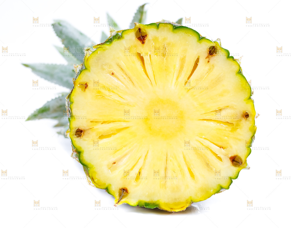 白底上放着菠萝切块