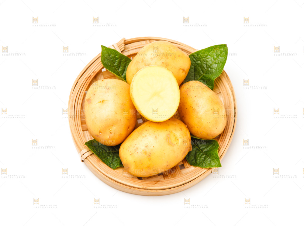 一盘新鲜土豆放在白底上