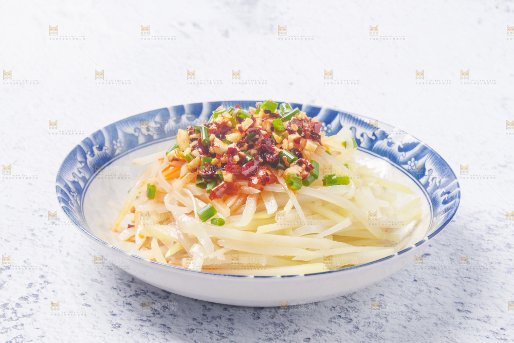 石板上放着一盘凉拌土豆丝