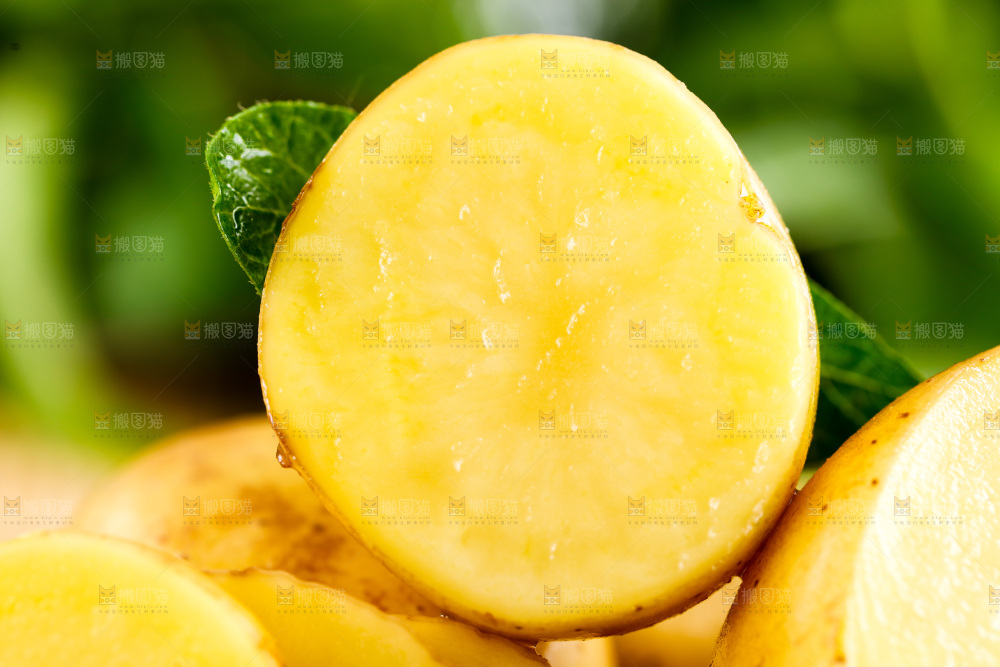 浅底上放着切开的黄心土豆